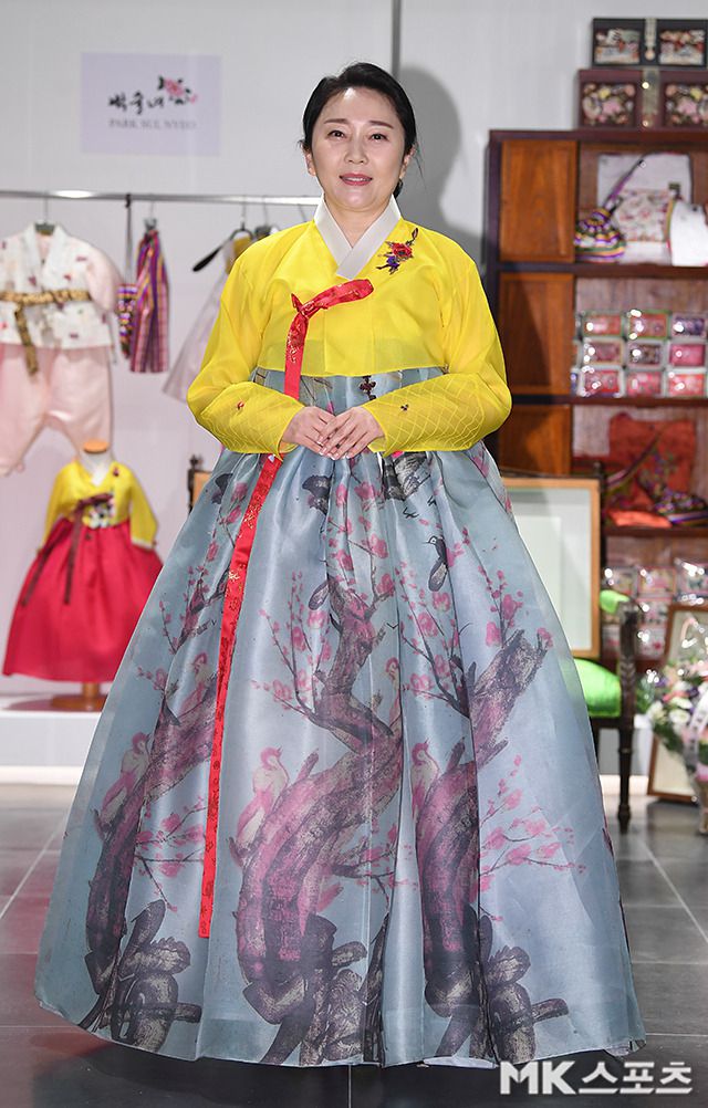 김나운은 노란 저고리와 회청색 바탕의 매화 프린팅 치마를 매치해 마치 봄 풍경을 그대로 입은 듯한 산뜻한 분위기를 연출했다. 사진=천정환 기자