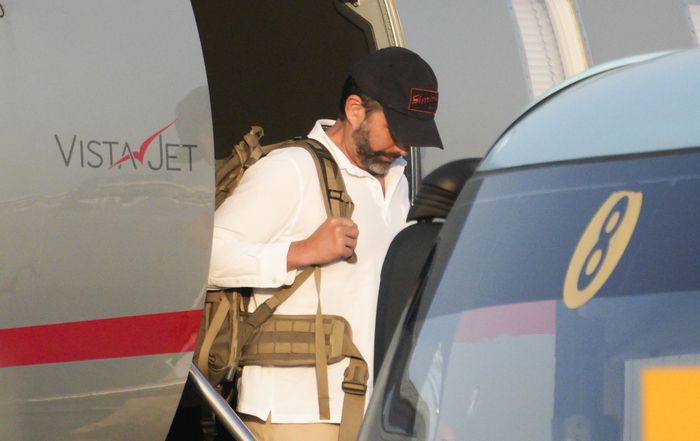 도널드 트럼프 미국 대통령의 장남 트럼프 주니어가 지난달 29일 서울 강서구 김포공항에 도착, 전용기에서 내리고 있다. 정용진 신세계그룹 회장의 초청으로 한국을 찾는 트럼프 주니어는 국내 주요 대기업 총수와 개별 면담을 가질 예정이다. [연합뉴스]