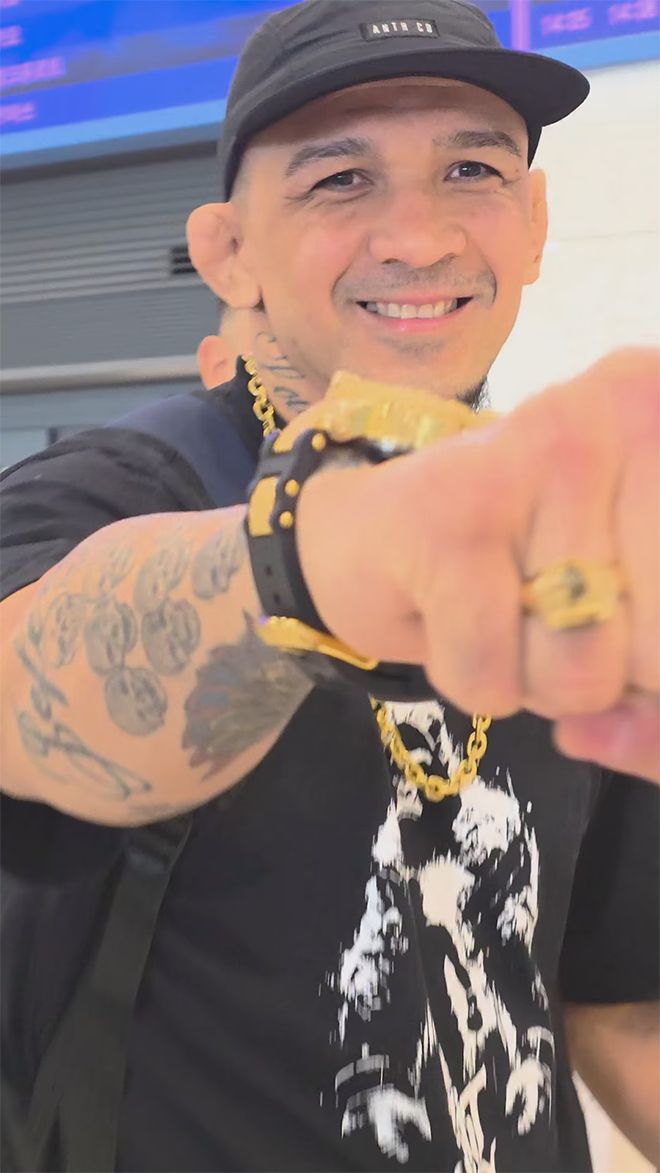 ‘노블레스’ 미우송 카스트루가 2025년 4월 블랙컴뱃 14 웰터급 시합을 뛰려 인천국제공항을 통해 입국하고 있다. 사진=이데아 파라곤