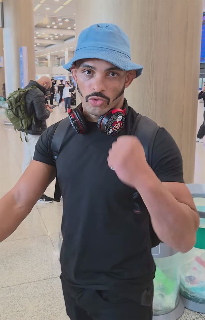 카자흐스탄 나이자 FC 플라이급 타이틀 도전자 ‘머큐리’ 플라비우 산투스가 2025년 4월 블랙컴뱃 14 라이트급 시합을 뛰려 인천국제공항을 통해 입국하고 있다. 사진=이데아 파라곤