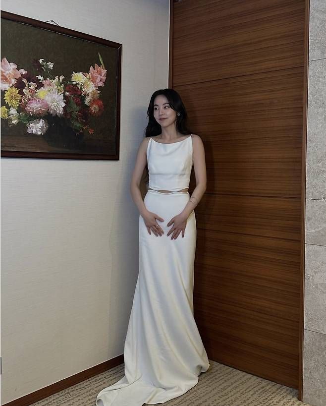 안소희 상체는 보트넥 라인을 따라 단정하게 정리된 반면, 허리 부분에 가미된 컷아웃 디테일은 세련된 섹시미를 강조하며 시선을 사로잡았다.사진=안소희 SNS