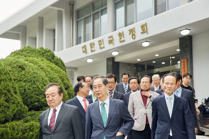 한덕수 무소속 대선 예비후보가 지난 3일 국회 헌정기념관에서 정대철 헌정회장 등 헌정회 인사들을 만난 모습. [사진 제공 = 한덕수 후보 캠프]