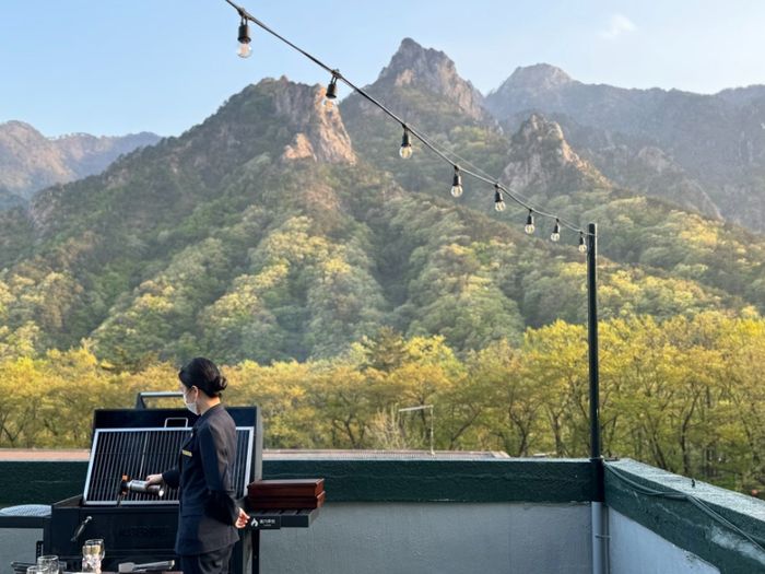 2층 레스토랑 ‘더 퀸’에서 이어지는 야외 발코니. 이곳에서 바비큐를 진행한다. / 사진=홍지연 여행+ 기자