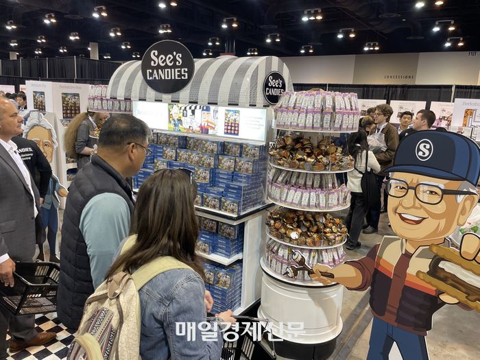 지난 3일(현지시간) 미국 네브래스카주 오마하 CHI헬스센터에서 열린 버크셔해서웨이 주주총회장에서 버크셔해서웨이 자회사인 시즈캔디 상품이 판매되고 있다. <사진=윤원섭 특파원>