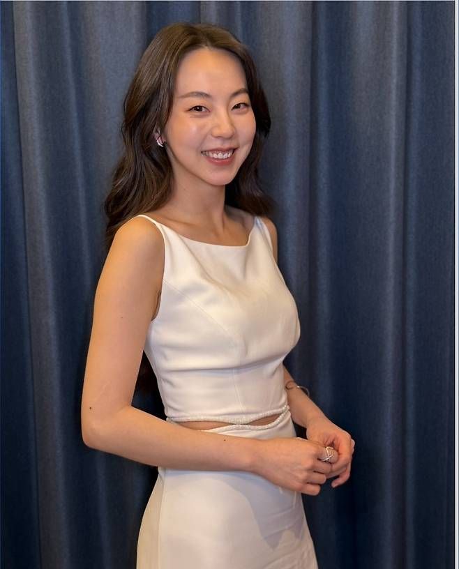 안소희는 전주국제영화제를 찾은 자리에서 미니멀한 화이트 드레스로 단아하면서도 세련된 스타일을 완성해 시선을 사로잡았다.사진=안소희 SNS