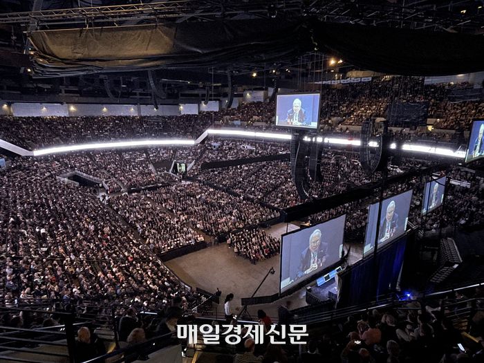 지난 3일(현지시간) 미국 네브래스카주 오마하 CHI헬스센터에서 열린 버크셔해서웨이 주주총회장에 전세계 4만명이 운집한 가운데 열리고 있다. <사진=윤원섭 특파원>