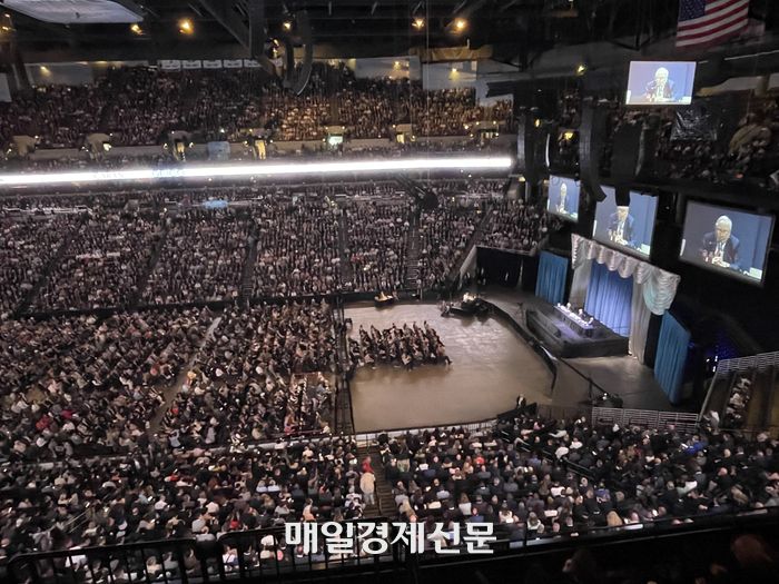 지난 3일(현지시간) 미국 네브래스카주 오마하 CHI헬스센터에서 열린 버크셔해서웨이 주주총회장에 전세계 4만명이 운집한 가운데 열리고 있다. <사진=윤원섭 특파원>