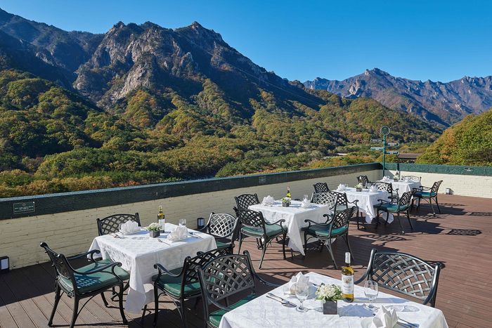 설악산국립공원 내 위치한 켄싱턴호텔 설악. 호텔 정면으로 설악산 권금성이 보인다. / 사진=이랜드파크