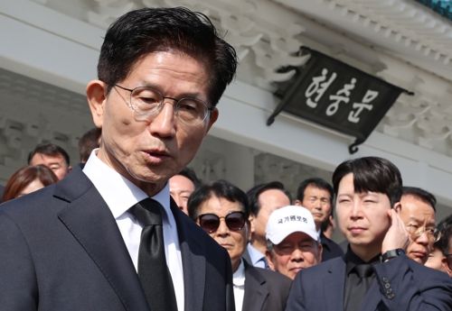 김문수 국민의힘 대선 후보가 4일 서울 동작구 국립서울현충원을 찾아 현충탑에 참배를 마친 뒤 취재진에 발언하고 있다. [사진출처=연합뉴스]