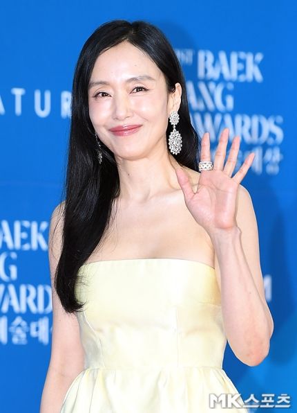 전도연은 옅은 옐로 컬러의 새틴 롱 드레스를 입고 포토월에 등장해 변함없는 우아함을 증명했다.사진=천정환 기자