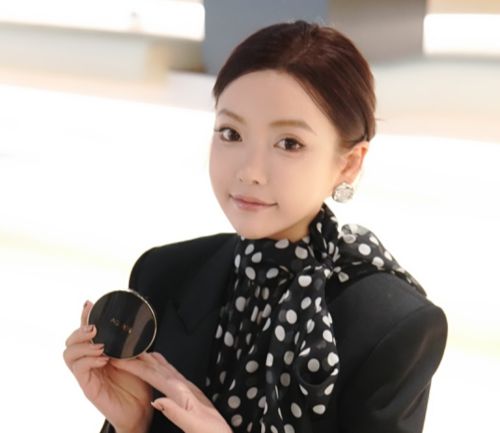 지난달 서울 마포구 애경산업 본사를 찾은 중국 왕홍 딴딴이 K뷰티의 장점에 대해 설명하고 있다. [사진=애경산업]