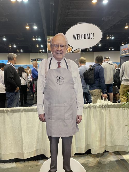 3일(현지시간) 미국 네브래스카주 오마하 CHI헬스센터에서 버크셔해서웨이 주주총회가 열린 가운데  워런 버핏 회장의 전신 모형이 주총장에 전시돼 있다. [오마하(미국) = 윤원섭 특파원]