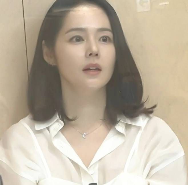 한가인은  한층 더 세련된 무드로 일상을 공개하며 팬들의 시선을 사로잡았다.사진=한가인 SNS