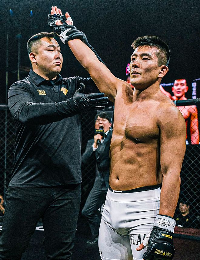 이도겸이 2024년 12월 서울특별시 고려대학교 화정체육관 블랙컴뱃 13 라이트급 경기 승리 선언을 받고 있다. 뒤는 김경원 케이지 아나운서 겸 마케팅 팀장. 사진=이데아 파라곤