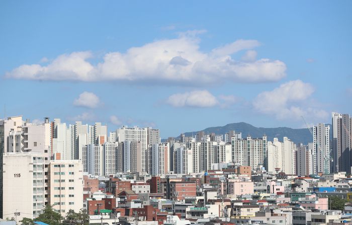 정부가 오는 7월부터 3단계 스트레스 총부채원리금상환비율(DSR) 규제를 통해 가계대출을 억제하되, 지방은 수도권에 비해 완화된 규정을 적용하기로 했다. 최근 가격 하락이 심했던 대구 일대 아파트 전경. 연합뉴스