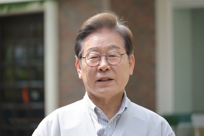 더불어민주당 이재명 대선 후보가 ‘골목골목 경청투어:국토종주편’에 나선 7일 전북 전주시 완산구의 한 카페에서 ‘K-콘텐츠’ 산업 진흥 간담회를 마친 뒤 고법의 ‘파기환송심 연기’ 관련 입장을 밝히고 있다. [사진 출처 = 연합뉴스]