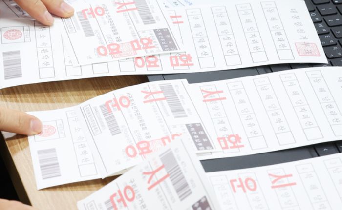 지난 1일 경기도 수원시 권선구 중앙선거관리위원회 선거연수원에서 열린 제21대 대통령선거 공관 재외선거 담당자 투표관리교육에서 참석자들이 재외투표용지 발급기 운영 실습을 하고 있다. [사진 = 연합뉴스]