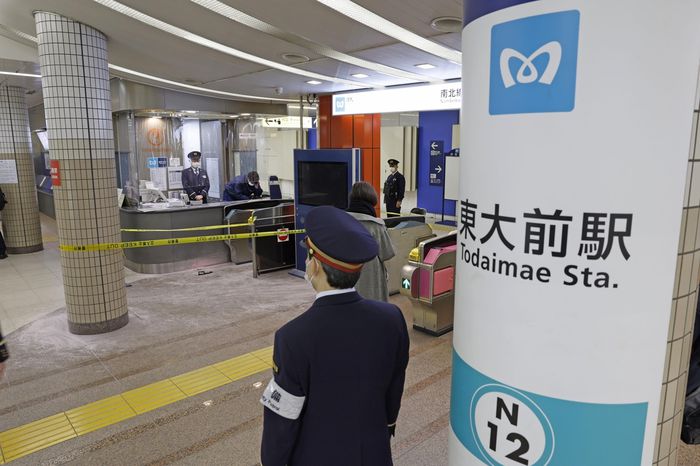7일 오후 흉기 난동 사건이 벌어진 도쿄 도다이마에역이 폐쇄돼 있다. [사진 출처 = 연합뉴스]