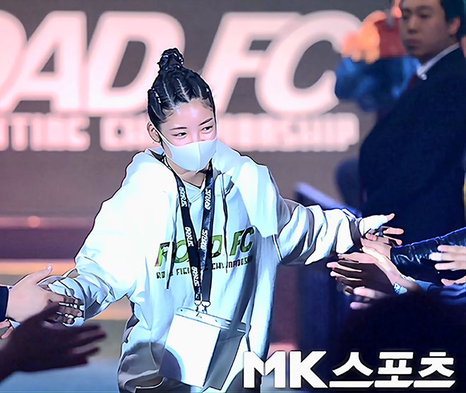 이예지가 2017년 3월 서울특별시 스위스 그랜드 호텔 로드FC 37 여자 아톰급 시합을 위해 입장하고 있다. 사진=MK스포츠DB