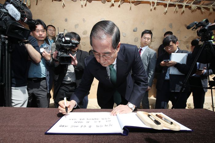 한덕수 무소속 대선 예비후보가 8일 경북 구미시 박정희 전 대통령 생가를 방문해 방명록을 작성하고 있다. [사진 출처 = 연합뉴스]