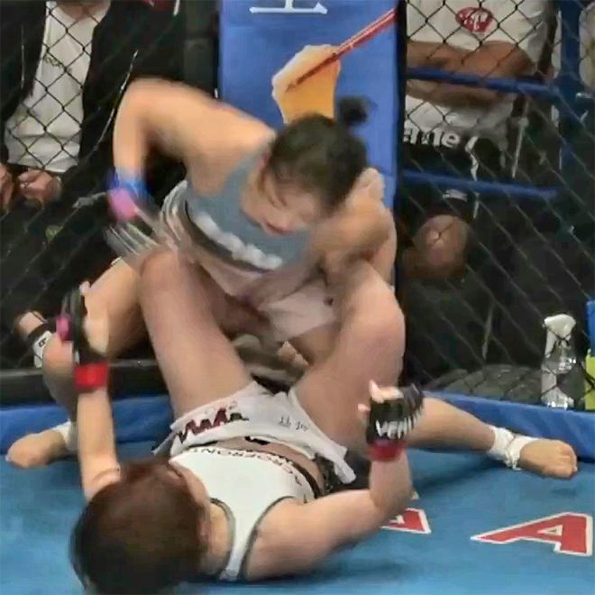 피지컬100 이예지가 2025년 5월 일본 도쿄 고라쿠엔홀 DEEP 125 Impact 여자 아톰급 시합 1라운드 ‘파이트 매트릭스’ 세계랭킹 3위 출신 오시마 사오리를 그라운드 앤드 파운드로 공격하고 있다. 사진@deep2001MMA/@yezipower