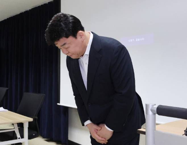 백종원 더본코리아 대표가 지난 3월 28일 서울 서초구 스페이스쉐어 강남역센터에서 열린 첫 정기 주주총회에서 주주들에게 사과하고 있다. [사진 = 연합뉴스]
