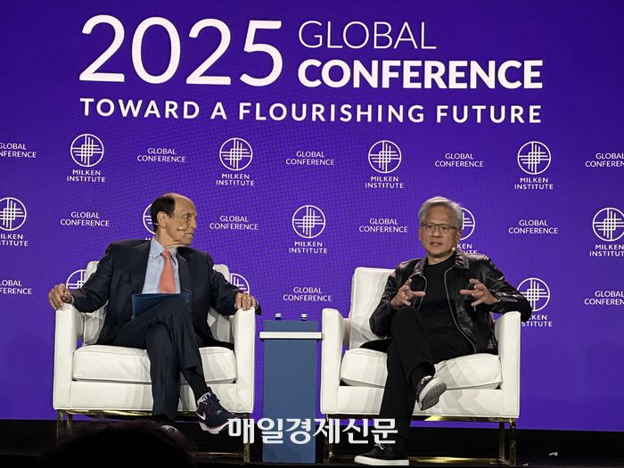 젠슨 황 엔비디아 최고경영자(CEO·오른쪽)가 6일(현지시간) 미국 로스앤젤레스에서 열린 2025 밀컨 글로벌 콘퍼런스에서 마이클 밀컨 밀컨 콘퍼런스 회장의 질문에 답하고 있다. 로스앤젤레스 윤원섭 특파원