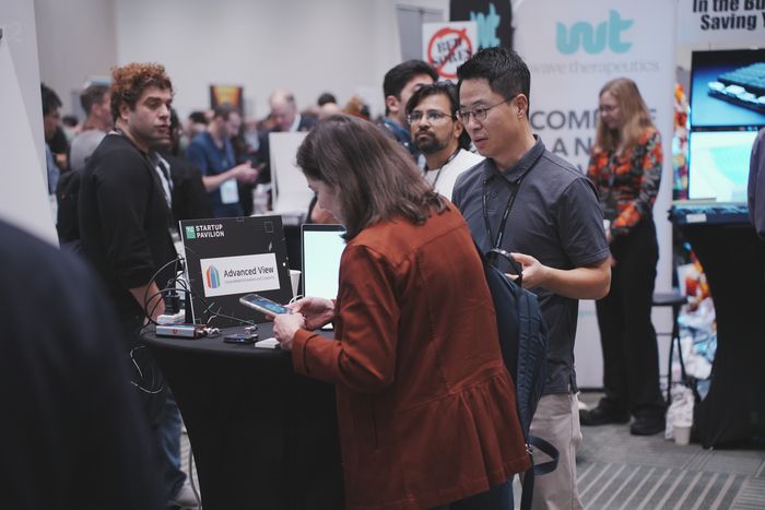 김재균 어드벤스드뷰테크널러지 대표(오른쪽)가 작년 미국 기술박람회에서 자사의 제품을 소개하고 있다. 이 회사는 나노종기원 공공 테스트베드를 활용해 ‘데스밸리’를 넘고 글로벌 시장을 개척하고 있다. [어드벤스드뷰테크널러지]