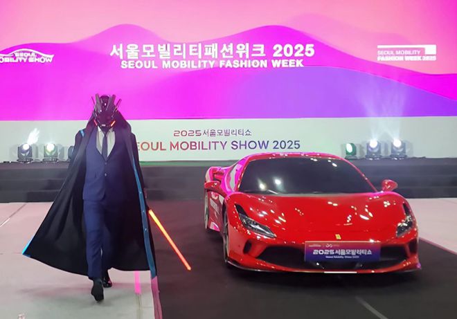 사이버 워킹 퍼포먼스하는 박상재 아티스트. 사진=서울모빌리티패션위크조직위원회/한국예술체육진흥원