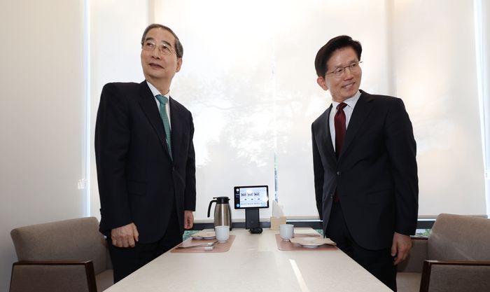 국민의힘 김문수 대선후보(오른쪽)와 무소속 한덕수 대선 예비후보가 7일 서울 종로구의 한 식당에서 후보 단일화 관련 회동을 하고 있다. [사진 = 연합뉴스]