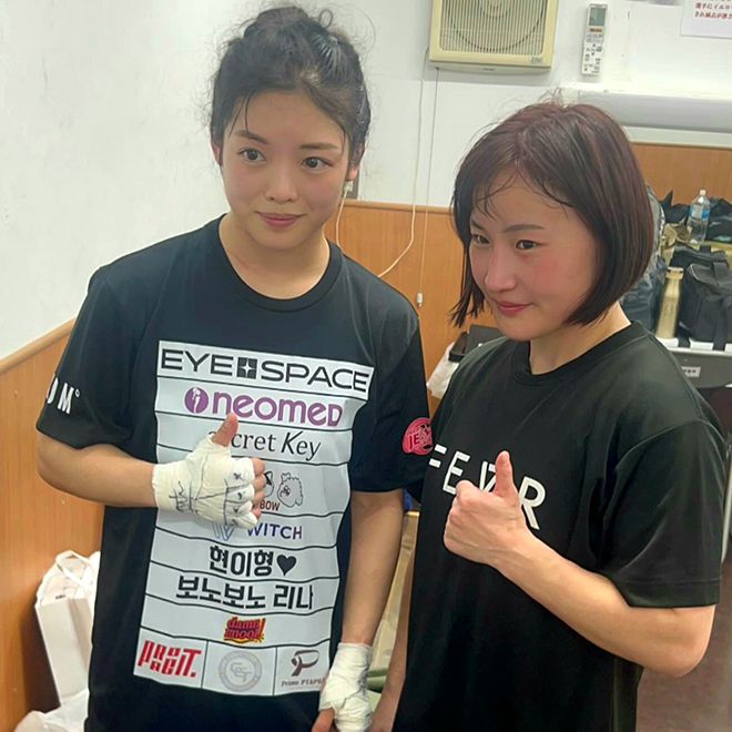 피지컬100 이예지가 2025년 5월 일본 도쿄 고라쿠엔홀 DEEP 125 Impact 승리 후 5살 많은 언니 오시마 사오리를 찾아가 인사한 다음 시합 기념 촬영을 하고 있다. 사진@deep2001MMA/@yezipower