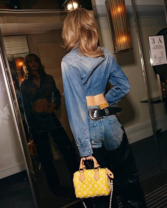 웨이브감 있는 레이어드 헤어, 묵직한 벨트, 화려한 젤 네일까지 각각이 개성을 담고 있었고, 손에 들린 옐로 루이비통 미니백은 룩 전체에 생기를 더하는 리사의 시그니처 감각으로 마무리됐다.사진=리사 SNS