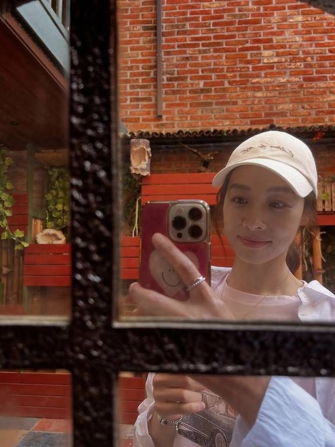 편안한 일상 속에서도 세련미를 잃지 않는 장신영의 꾸안꾸 스타일링은 여전히 우아하고, 동시에 발랄했다.사진=장신영 SNS