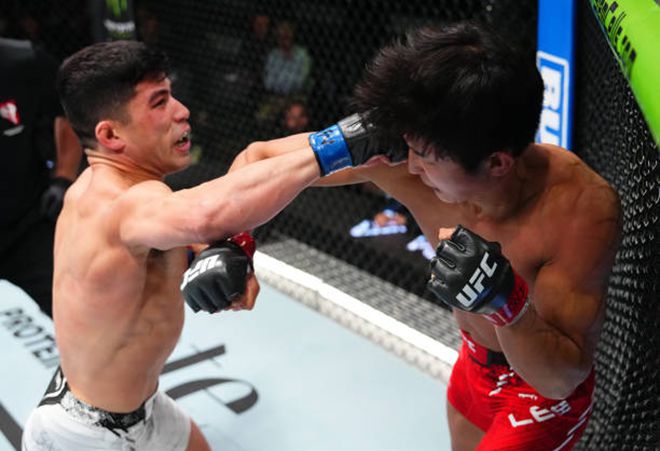 제2대 로드FC 페더급 챔피언 이정영이 2024년 7월 미국 네바다주 엔터프라이즈 UFC on ESPN 60 원정경기에서 하이더 아밀에게 공격을 허용하고 있다. 사진=TKO