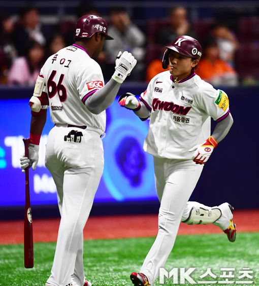 김태진이 9일 고척 한화전에서 홈런을 친 뒤 기뻐하고 있다. 사진(고척 서울)=김재현 기자