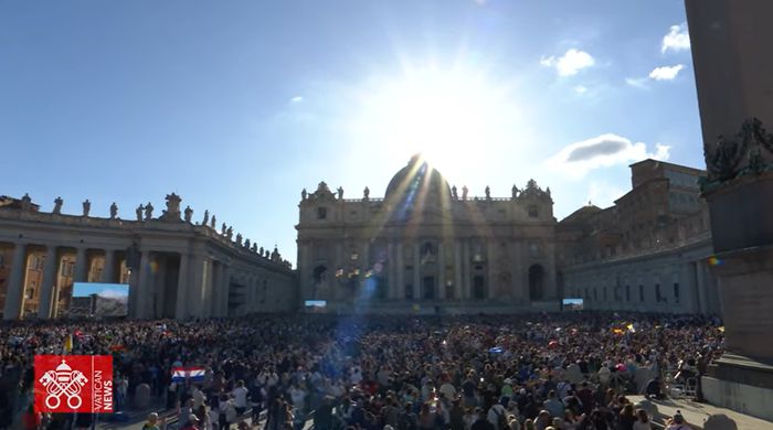 새 교황을 기다리고 있는 시민들. [사진 = 바티칸 뉴스 유튜브]