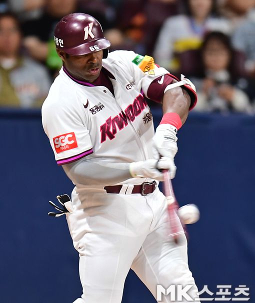 푸이그가 9일 고척 한화전에서 홈런을 치고있다. 사진(고척 서울)=김재현 기자