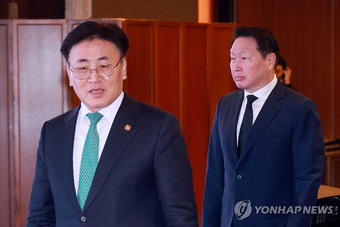 유상임 과학기술정보통신부 장관(왼쪽)과 최태원 대한상공회의소 회장이 9일 서울 중구 롯데호텔 사파이어볼룸에서 열린 대한민국 AI 정책 포럼에 참석하고 있다. 연합뉴스