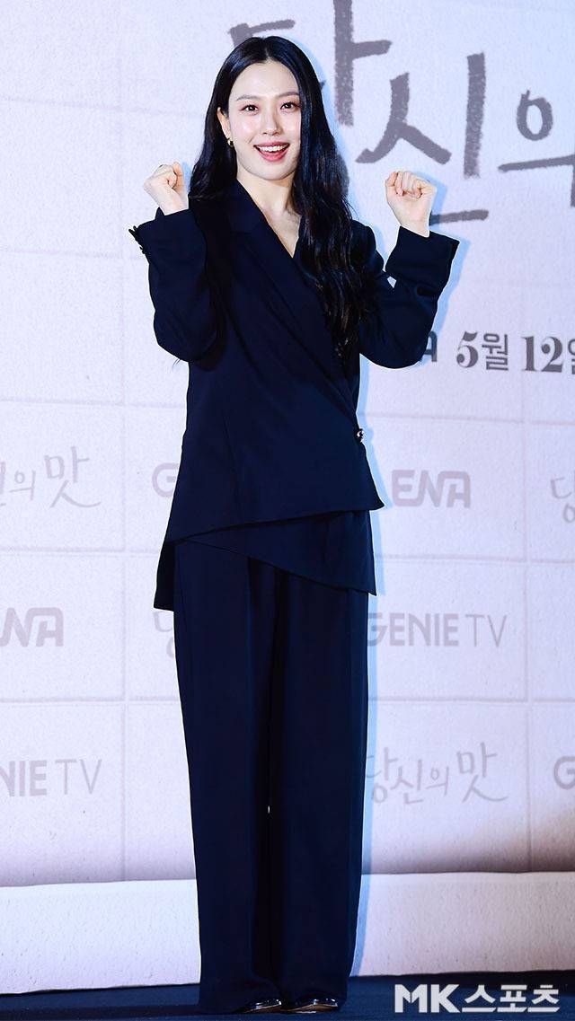 단추 디테일이 더해진 재킷은 고민시 특유의 단아함과 시크한 분위기를 동시에 부각시키며 클래식한 무드에 구조적인 포인트를 더했다. 사진=김영구 기자