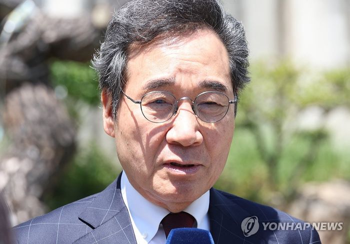 새미래민주당 이낙연 상임고문이 지난 2일 대구 북구 침산동 한 식당 앞에서 인터뷰하고 있다. [사진 출처 = 연합뉴스]