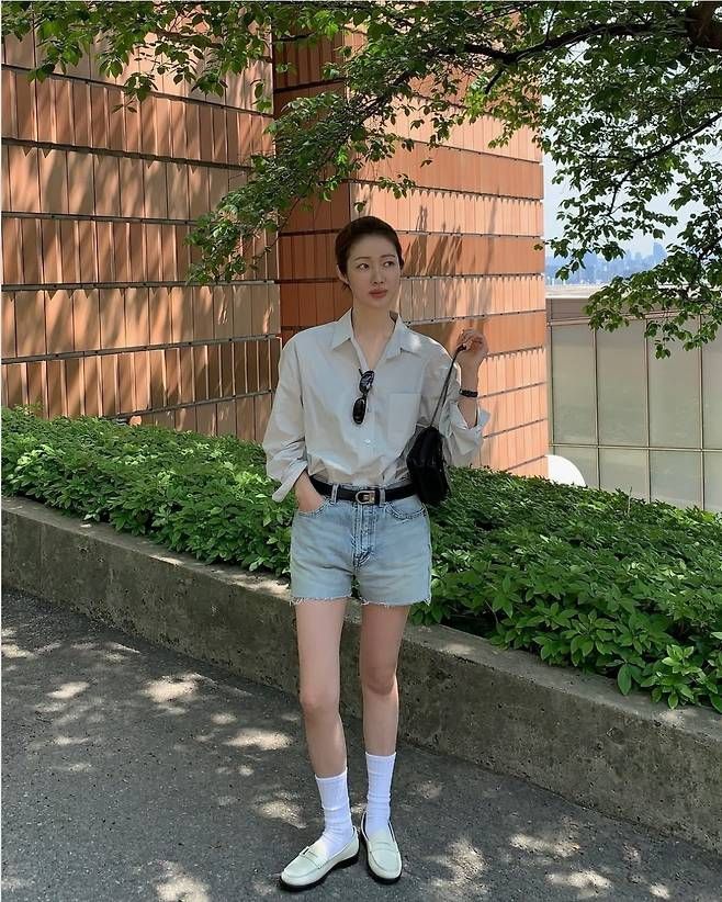 깔끔하게 묶은 올림머리와 수수한 메이크업은 그녀 특유의 청순미를 한층 끌어올렸다.사진=차정원 SNS