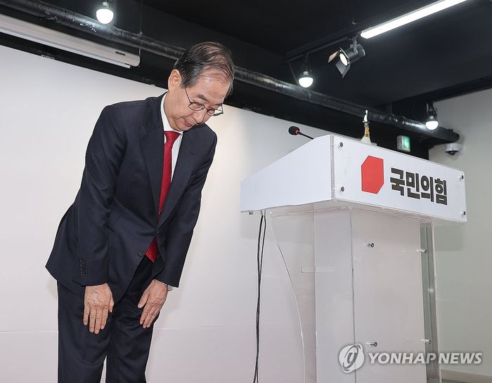 한덕수 대선 예비후보가 10일 서울 여의도 국민의힘 중앙당사에서 긴급 기자회견을 하고 있다. [사진 출처 = 연합뉴스]