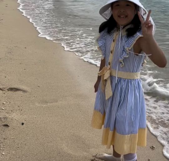 딸 로아 역시 스트라이프와 옐로 포인트의 원피스+밀짚 모자로 완벽한 아역 모델 포스를 완성했다. 사진=조윤희 SNS