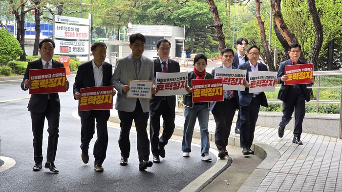 김문수 전 국민의힘 대선후보 측 인사들이 10일 서울남부지방법원에 대통령 후보자 취소에 대한 효력정지 가처분 신청을 하기 위해 법원 건물로 들어가고 있다. <김문수 캠프 제공>