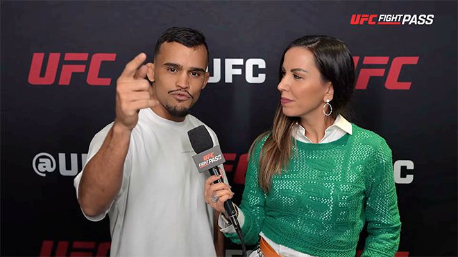 다니에우 구스타부 곤자가 산투스가 2025년 5월 캐나다 퀘벡주 몬트리올 벨 센터 UFC 315 파이트 위크 포르투갈어 인터뷰에서 브라질의 승리를 외치고 있다. 사진=TKO