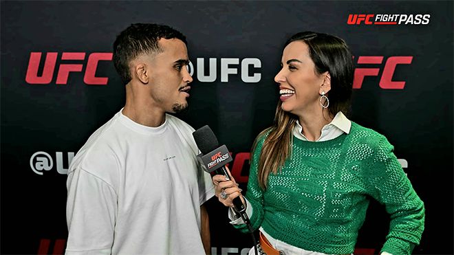 다니에우 구스타부 곤자가 산투스가 캐나다 퀘벡주 몬트리올 벨 센터 UFC 315 사전 인터뷰에서 이정영 선수 이름 관련 농담을 하고 있다. 오른쪽은 “정 진 리”라고 엉뚱하게 발음하며 웃는 UFC 파이트 패스 브라질 진행자 이벨링 호드리게스. 사진=TKO