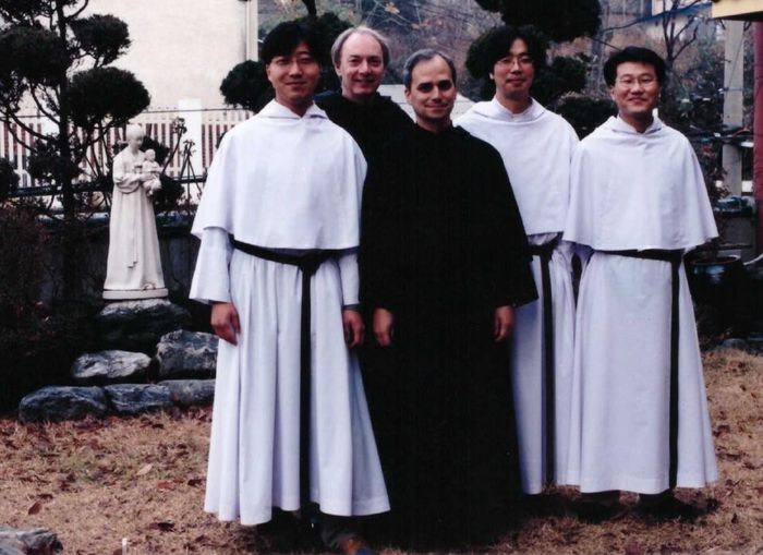 레오 14세 교황이 2002년 성 아우구스티노 수도회 총장 신분으로 한국을 방문해 인천 전동수도원에서 수도자들과 함께 촬영한 기념사진. [사진 출처 = 연합뉴스]