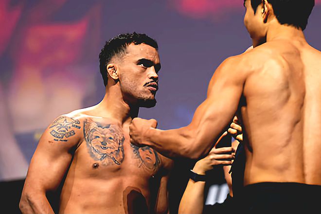 UFC 밴텀급 2승 1패 다니에우 구스타부 곤자가 산투스가 2025년 5월 캐나다 퀘벡주 몬트리올 벨 센터 UFC 315 공개 계체 행사에서 Road to UFC 시즌1 페더급 8강 토너먼트 우승자 이정영을 노려보고 있다. 사진=TKO