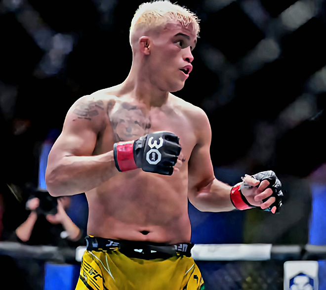 다니에우 구스타부 곤자가 산투스가 2023년 6월 미국 네바다주 엔터프라이즈 UFC on ESPN 46 밴텀급 경기 승리 후 기념 촬영을 하고 있다. 사진=PXimages/Icon Sportswire=연합뉴스 제공