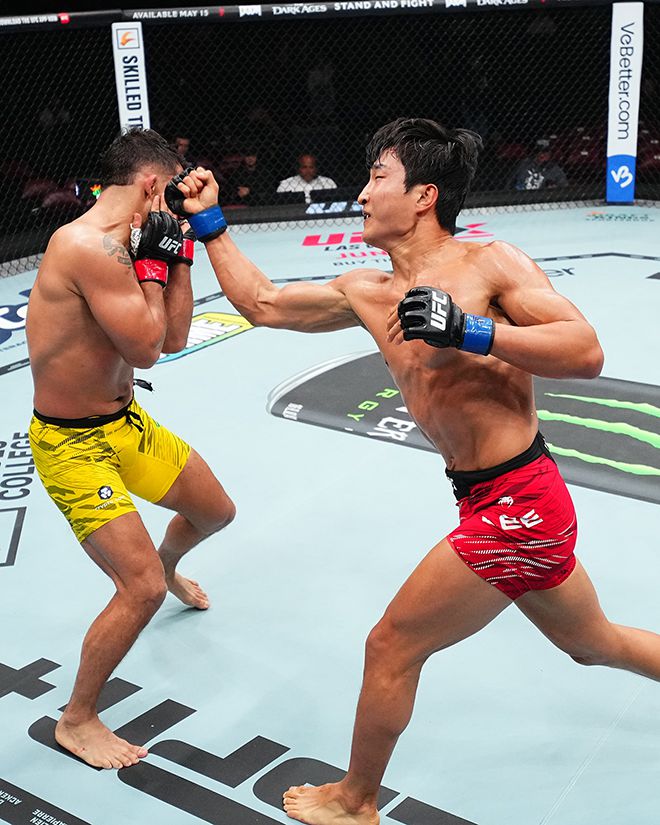 Road to UFC 시즌1 페더급 토너먼트 우승자 이정영이 2025년 5월 캐나다 퀘벡주 몬트리올 벨 센터 UFC 315 제2경기에서 구사한 어퍼컷이 UFC 밴텀급 2승 1패 다니에우 구스타부 곤자가 산투스한테 닿지 않고 있다. 사진=TKO